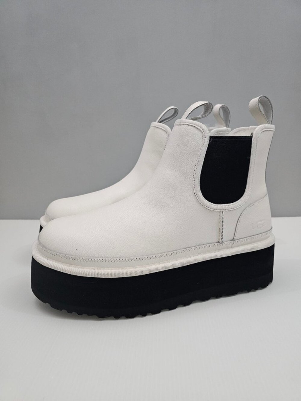UGG Neumel Platform Chelsea Ankle Boots Women 10 White Leather Black Chunky Sole